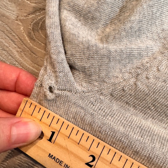J. Crew V-Neck Sweater Womens Medium 100% Merino Wool Heathered Gray Flaw - Picture 5 of 6